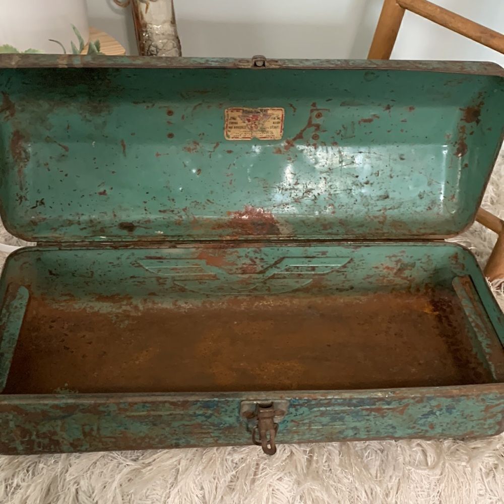 Toolbox Rusty & Distressed Vintage
Rustic Farm Industrial Decor - Picture 12 of 16